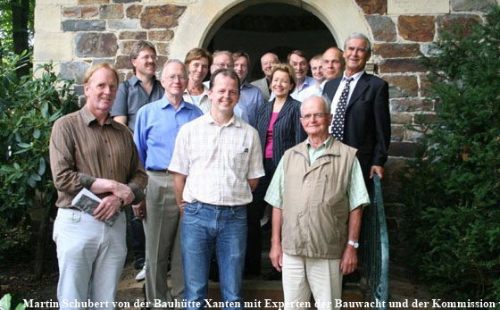 Martin Schubert von der Bauhtte Xanten mit Experten der Bauwacht und einer Kommission vom FrderKreis Kultur&Schlsser  im August 2009